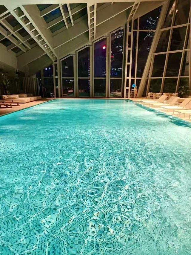俯瞰前海，泳池是天空的一部分｜深圳柏悅酒店