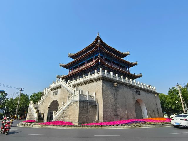 戶縣有座鐘鼓樓，半截插喺天裏頭