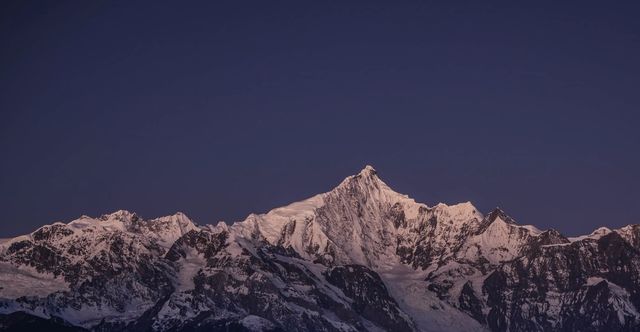 赴一場雪山之約：鎖住日照金山的溫柔時刻