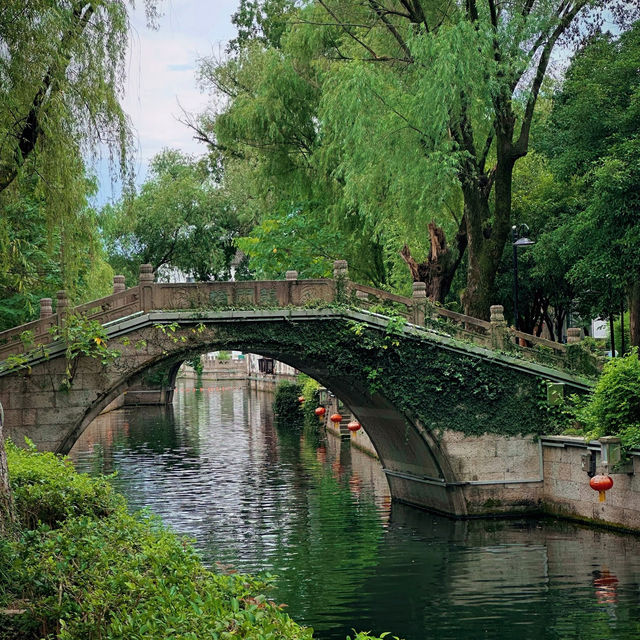 當烏篷船搖進倉橋直街，就來到了真江南