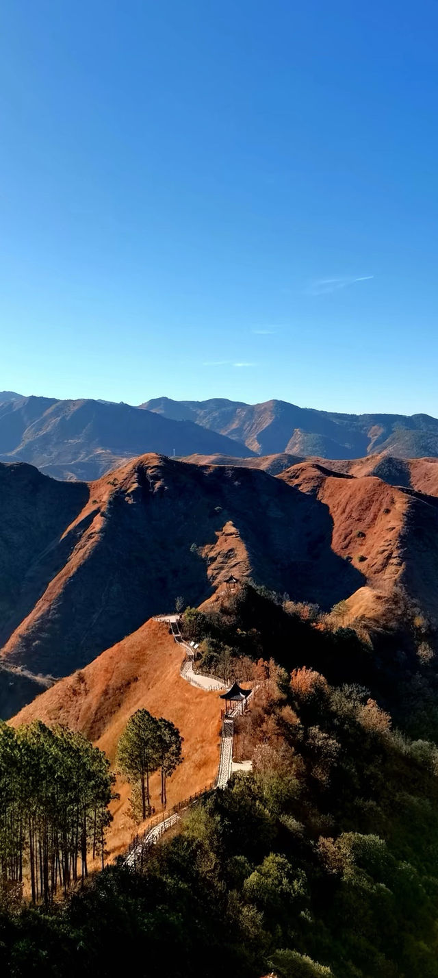 鹽源公母山｜丹霞秘境裡的神仙眷侶，隨手拍都是大片！ 必去理由 "情侶山"在線發糖！億年CP