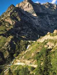 雪山、草原與丹霞的浪漫邂逅