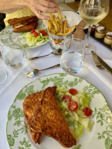 Charming Lunch Spot at Tea Room - Claridge Lounge