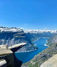 被極光親吻過的北國淨土，雪峰與森林交織成花卷。—挪威
