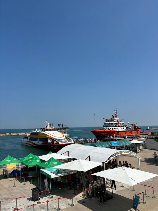 三天玩盡青島,海風與啤酒的治癒之旅 來到青島的第一天,就直接被綿長的海岸線和大海的顏色驚艷到!不愧 三天玩盡青島,海風與啤酒的治癒之旅 來到青島的第一天,就直接被綿長的海岸線和大海的顏色驚艷到!不愧