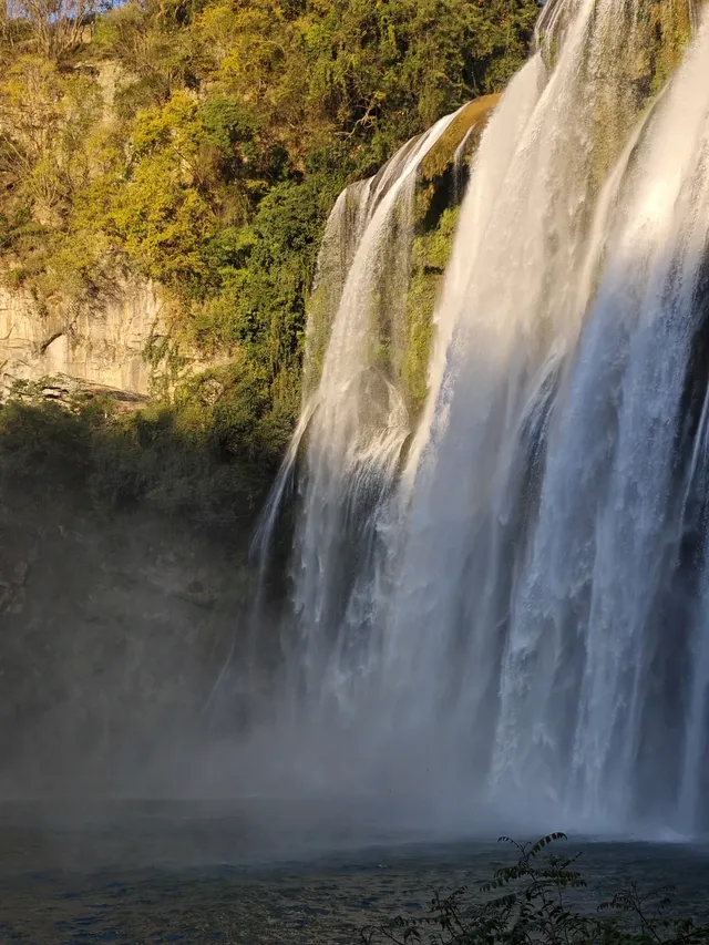 終於來到課本裡的黃果樹瀑布! 終於來到課本裡的黃果樹瀑布!