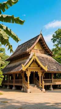 雲南民族村,不是一座「主題公園」,而是一本立體的雲南民族文化百科全書——它依滇池而建,占地約1200