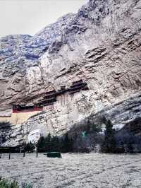 一座被懸掛在懸崖峭壁上的古寺