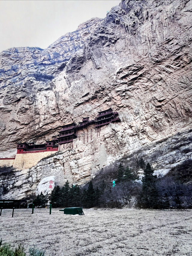 一座被懸掛在懸崖峭壁上的古寺 一座被懸掛在懸崖峭壁上的古寺