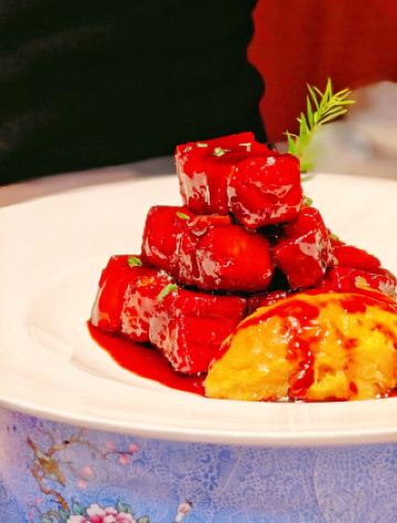 This Huaiyang cuisine restaurant in Shanghai is absolutely amazing! The durian braised pork is divine.