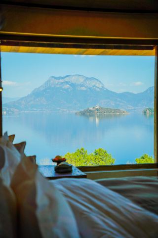 ทะเลสาบลู่กูในเดือนมีนาคม | คนน้อยลง ทิวทัศน์สวยงาม นำพาฤดูใบไม้ผลิมาสู่หน้าต่างบ้านคุณ