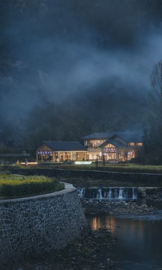 시냇물이 꽃밭을 돌아 흐르고, 나는 다바산 속의 은둔 작은 집을 만났습니다