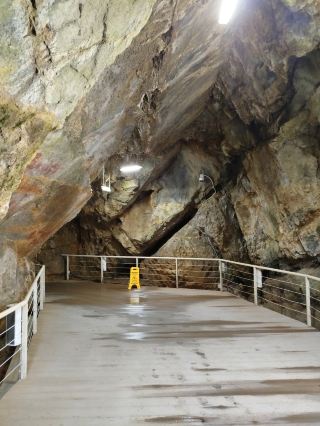 隠れた名所：ティスマナ修道院とルーマニアの「黄金の洞窟」 。