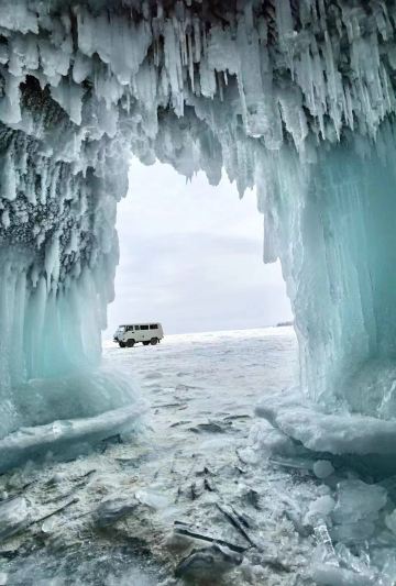 凍結のバイカル湖 バイカル湖氷結の港湾｜果てしない氷原を駆け抜け、西シベリアの冬の