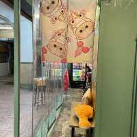 門外有美麗貓貓壁畫嘅小店餐廳🎆