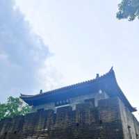 繁華鬧市之中的古城