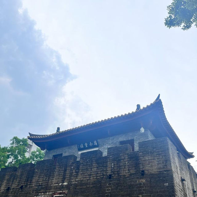 繁華鬧市之中的古城