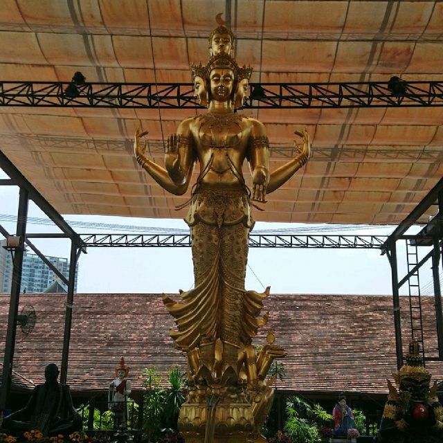 สักการะศาลพระพิฆเนศ อาเขตเชียงใหม่