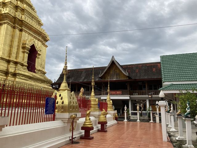 ‘วัดหมื่นเงินกอง’ เดินชมวัดสวยพร้อมขอสิ่งมงคล