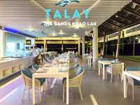 ห้องอาหารติดทะเล ในโรงแรมหรู