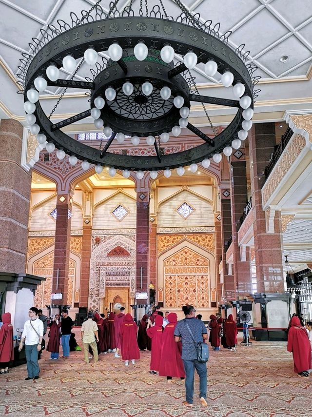 The unique architectural of the ‘Pink Mosque’