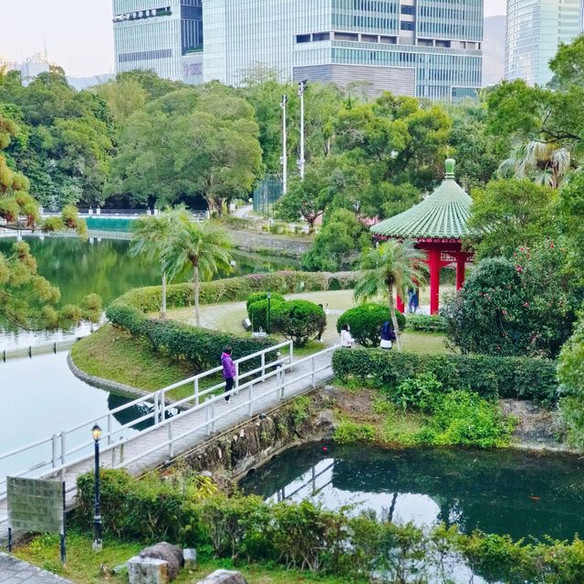 崇基學院的未圓湖！青瓦紅柱亭 , 別有意境 ！