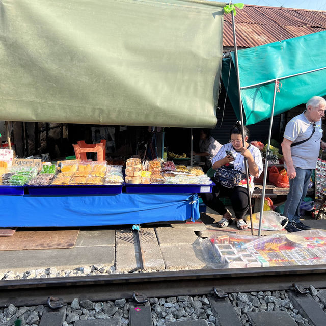 Maeklong railway market 