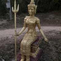 燦然と輝く黄金の仏塔　Samakkhixay Stupa