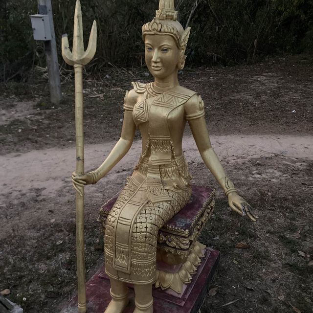 燦然と輝く黄金の仏塔　Samakkhixay Stupa