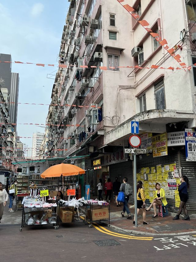 擁有香港平民夜總會之稱嘅廟街