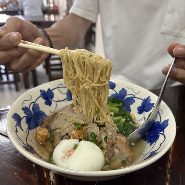 บะหมี่ตลาดขวาง พังงา ตำนานสูตรร้อยปี 