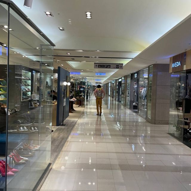 a well-known chain shopping mall in taipei!  a well-known chain shopping mall in taipei!
