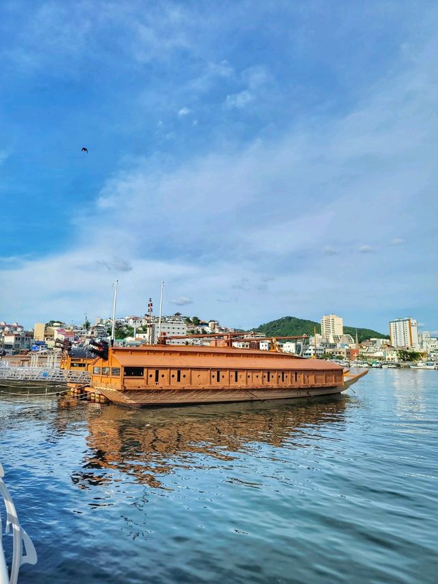 통영항 바다위 사랑스런 동백이랑 눈맞춤🌺
