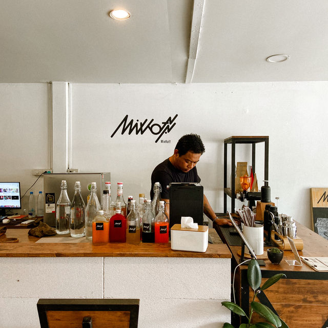 MixKoff ร้านกาแฟแนว slow bar สุดเท่ ☕️