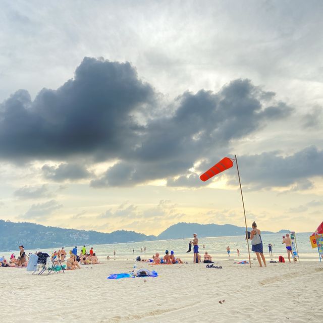 หาดทรายขาว น้ำทะเลใสๆ ที่หาดป่าตอง🌊