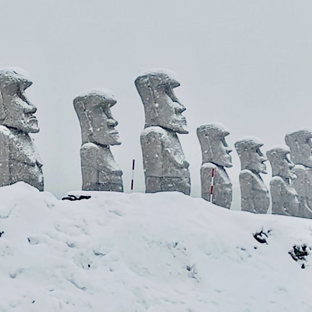 激レア！雪の中のモアイ像