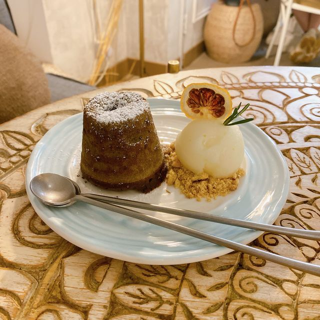 【旺角純白水泥風’’窮‘’Cafe - 必試惹味煎腸粉😋】