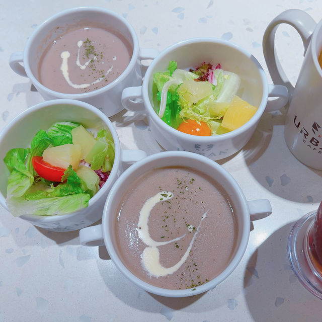 收工約埋閨蜜去貓貓cafe，忙咗成個星期終於可以唞吓，坐低食嘢傾吓偈，又可以玩貓貓，治癒感一流！