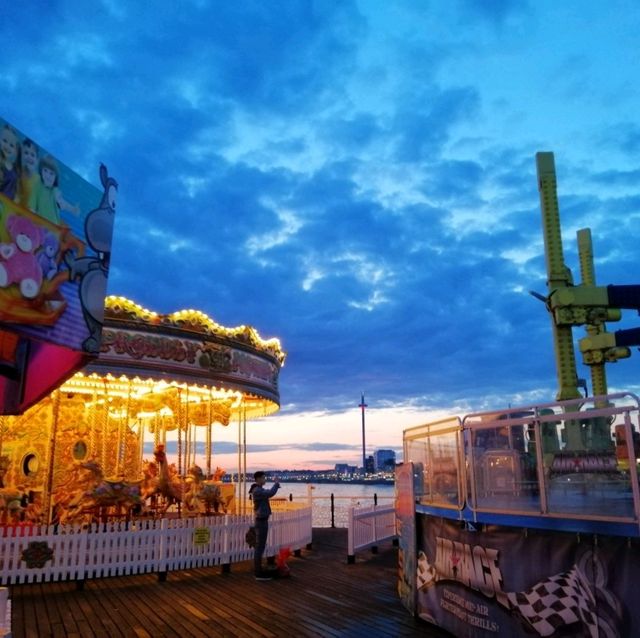 A Vibrant Tapestry of Sunset Scenery and Thrilling Amusements