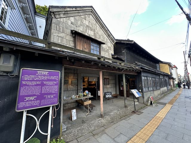 北海道・小樽。レトロなカフェの青の洞窟クリームソーダ『大正硝子 くぼ家』