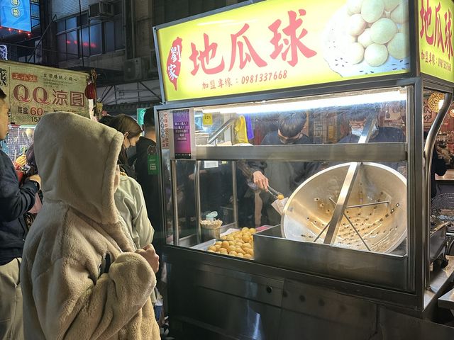 เดินตลาดนัดกลางคืน RAOHE Night Market