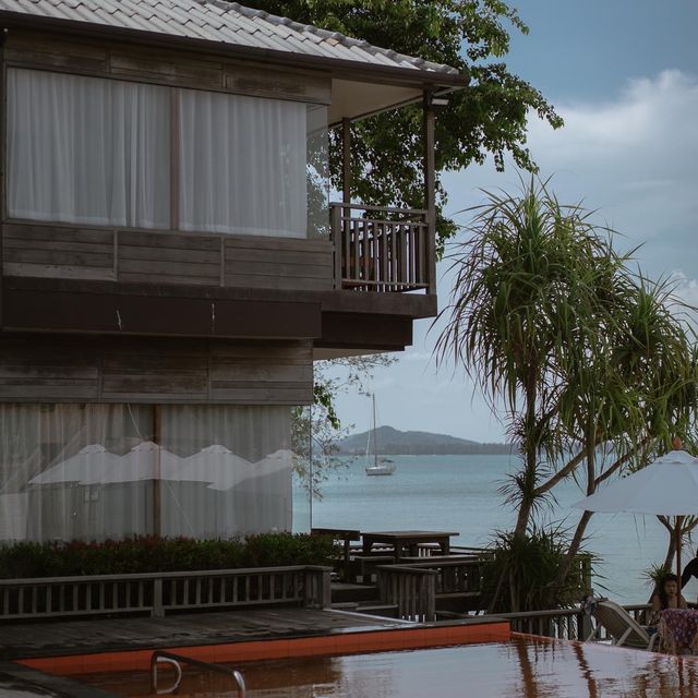 บ้านพลอยสี Baan Ploy Sea ที่พักติดทะเลน้ำใสหาดสวย