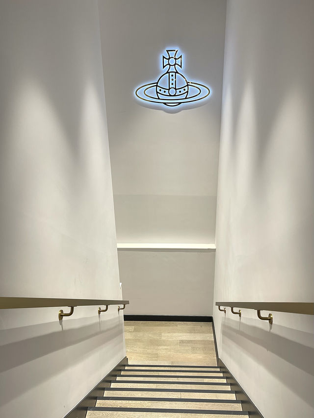 香港銅鑼灣復古英倫風打卡咖啡店-Vivienne Westwood Café