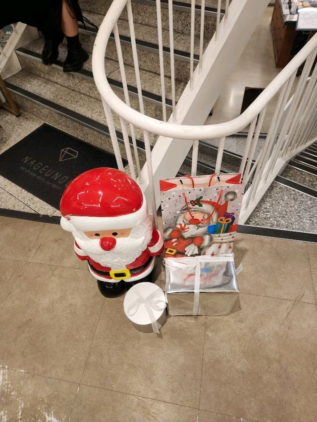대형 트리가 있는 인테리어 소품점 나그놀 스트릿점 ♥️