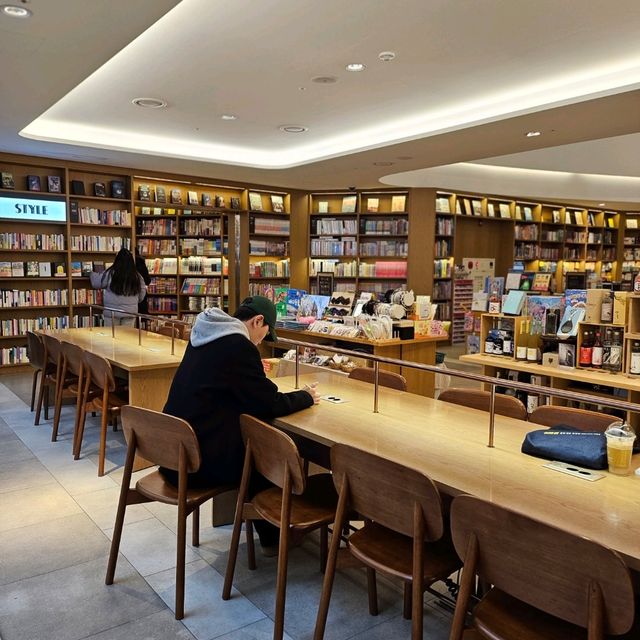 연인과 함께 독서 데이트 아크앤북 동탄호수점