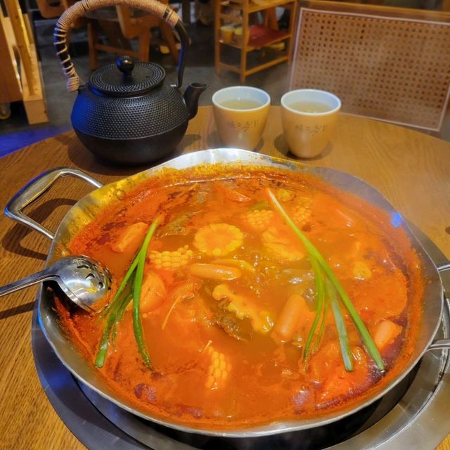 圍爐取暖！四川過江龍火鍋店🔥