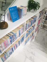【深圳】大梅沙8號倉outlet：透明玻璃屋圖書館，適合閱讀和品嚐咖啡