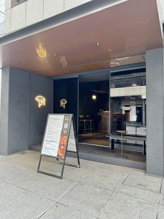 【大阪/心斎橋】黒を基調としたチョコドリンク専門店