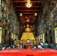 สักการะพระศรีศากยมุนี ที่วัดสุทัศนเทพวราราม 