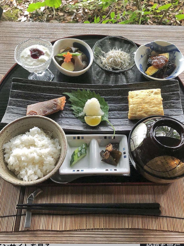 高知 / 湖畔を眺めながらの朝食